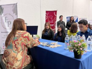 Exponen estudiantes proyectos con enfoque emprendedor