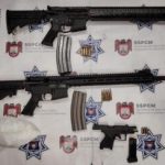 Asegura Policía Municipal a dos personas con armas largas y un kilo de cristal
