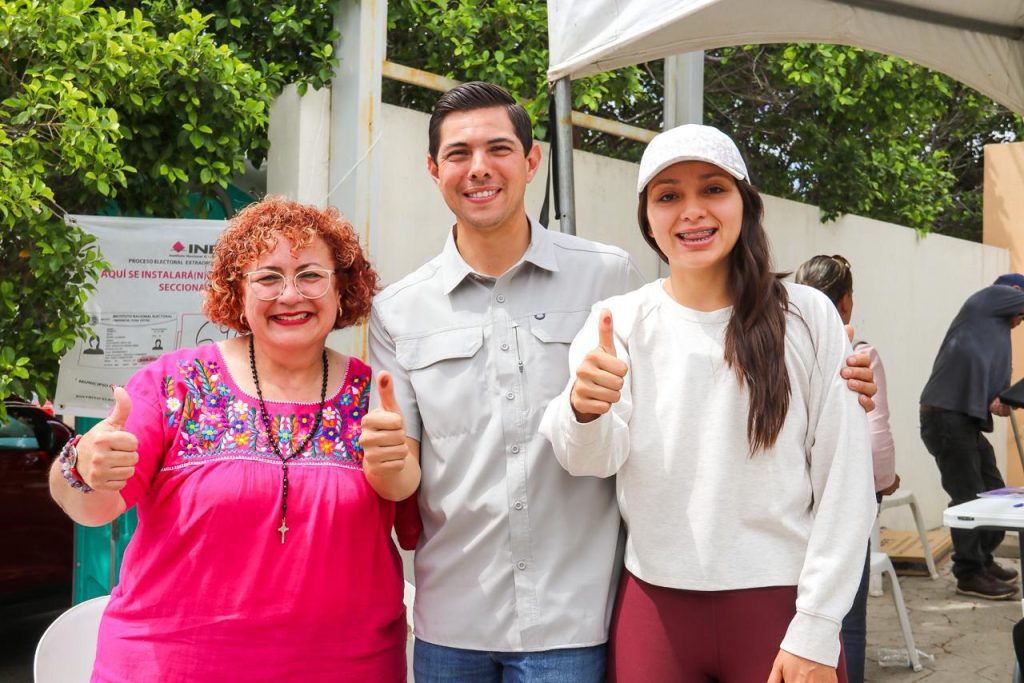 Román Cota emite su voto