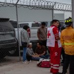 Vehículo derriba poste de alumbrado en fuerte accidente sobre Vía Rápida Oriente