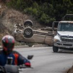 Conductor se baja al oxxo y su camioneta termina volcada