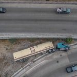 Tráiler se vuelca en la Vía Rápida Oriente