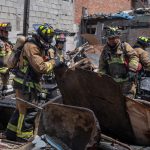 Rescata Bomberos de Tijuana a personas y mascotas de una cuartería