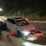 Hallan vehículo volcado y abandonado en canal del Periférico