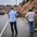 Vehículo de carga vuelca sobre el bulevar Fundadores