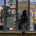 Roban cerveza de Farmacia Roma y disparan a empleado