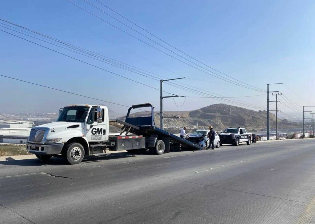 Choque vehicular en bulevar 2000; taxi de ruta involucrado
