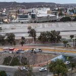 Escolta choca contra auto al conducir en sentido contrario