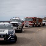 Rescatan a pescador que cayó de un acantilado al mar