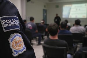 Imparte SSPCM plática preventiva sobre seguridad personal y uso de botones de emergencia en empresa Safariland