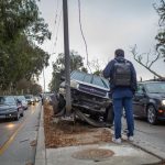 Conductor pierde el control de su vehículo y termina chocando un poste en la Vía Rápida