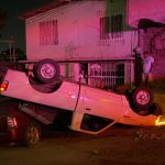 Volcadura en La Morita deja varios vehículos dañados