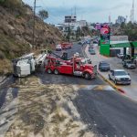 Volcadura de camión de bombeo de concreto sobre el bulevar Fundadores