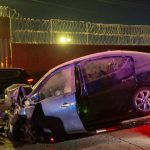 Choca contra viaducto elevado y resulta lesionada
