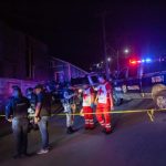 Joven asesinado en su camioneta; termina chocando contra un auto estacionado