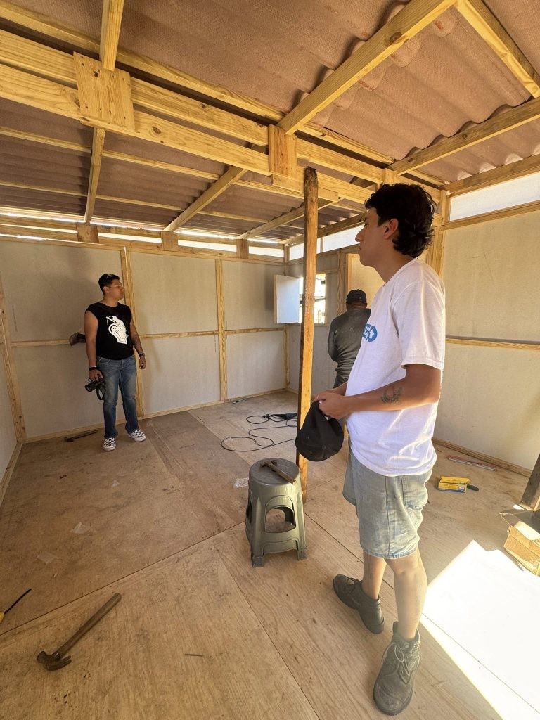 Tijuana Innovadora apoya a Techo a construir casas para familias en pobreza extrema
