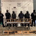 Detienen a falsos escoltas con arsenal en Tijuana
