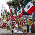 Carritos llenos de colores patrios invaden las calles por el Día de la Independencia