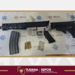 Asegura Policía Municipal de Tijuana a cuatro personas con arma larga y cartulinas con amenazas