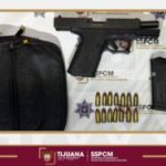 Detiene Policía Municipal a hombre armado con orden de aprehensión en Urbi Villa del Prado II