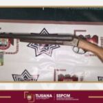 Arrestan a hombre armado con orden de aprehensión activa en Tijuana