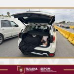 Auxilia Policía Municipal a mujer que localizó a tres personas en la cajuela de su vehículo en la Garita de Otay