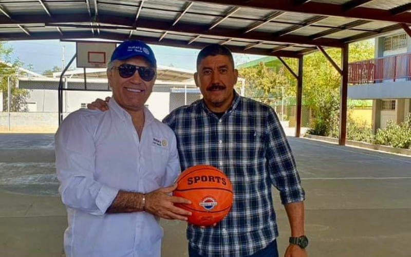 Apoyan Rotarios de Tijuana a comunidades vulnerables con entrega de mochilas