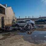 Incendio destruye un «motor home» y un Camaro en Indeco Universidad