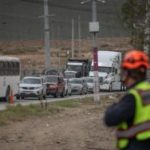 Camión de concreto se vuelca sobre el bulevar 2000