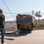 Volcadura en la carretera Libre Tijuana–Tecate; automovilista resulta ileso