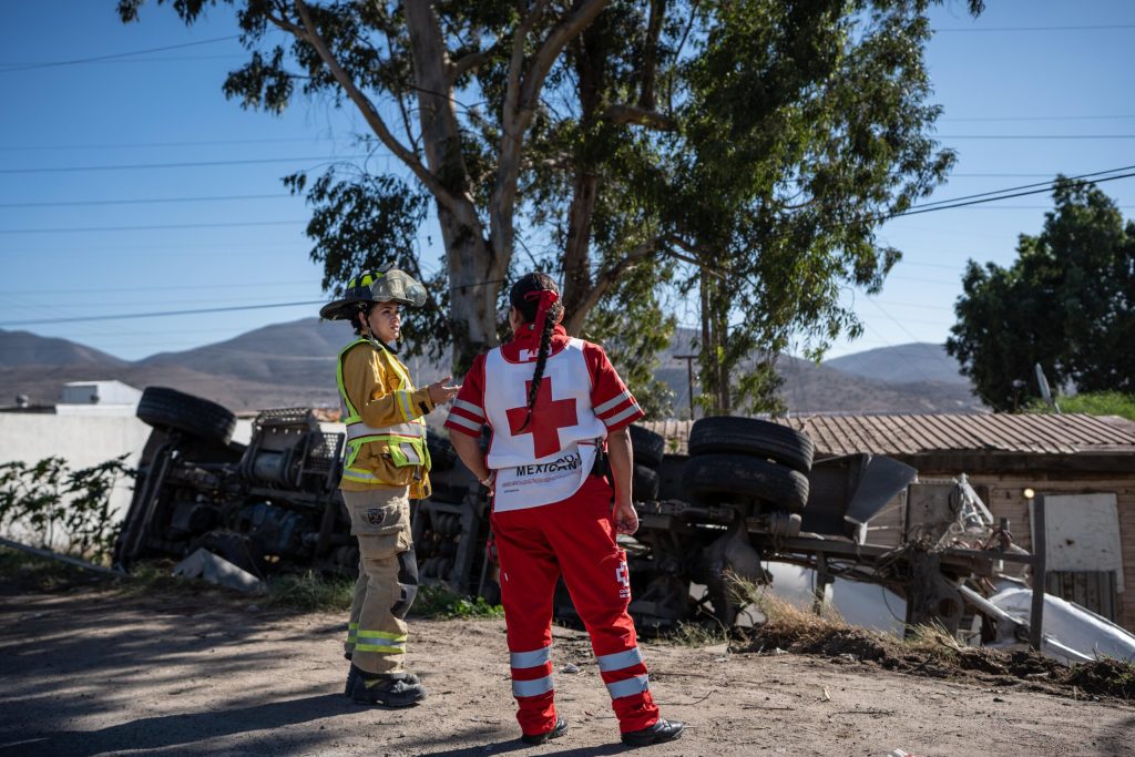 Camión revolvedor de cemento termina volcado en la carretera libre Tijuana-Tecate