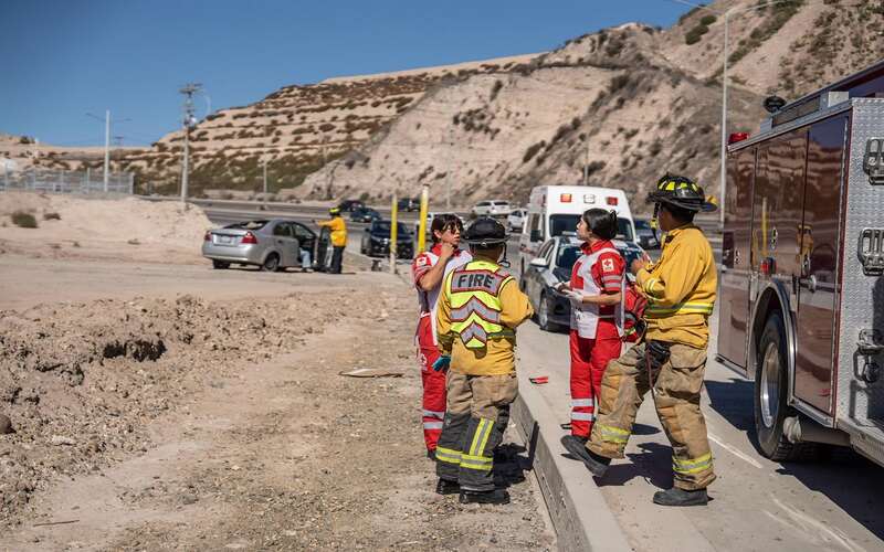 Joven vuelca su vehículo sobre la carretera libre Tijuana–Rosarito