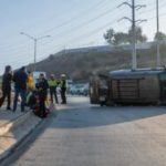 Mujer pierde el control de su vehículo y provoca volcadura en bulevar Héctor Terán Terán