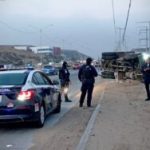 Camión de carga vuelca sobre el bulevar 2000; conductor resulta ileso