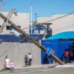 Tráiler derriba poste frente al Colegio Imperio de América