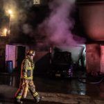 Se incendia cochera en la colonia 3 de Octubre; auto termina calcinado