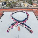Envían desde las alturas mensaje en favor de la lucha contra el Cáncer de Mama