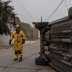 Volcadura frente a preescolar en la colonia Pinos de Nares; conductor resulta con lesiones menores