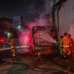 Se incendia camión y el fuego daña cuartería en la colonia Planetario; rescatan conejos
