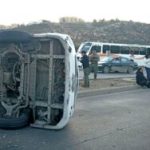 Choque entre camión de transporte de personal y taxi de ruta provoca volcadura en Natura