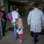 Denuncian presunto acto de discriminación contra niña con autismo en la Clínica 33 del IMSS