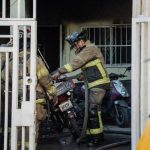 Incendio daña vivienda en Colinas de la Mesa; dos personas son atendidas por inhalación de humo