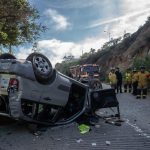 Conductor cae 20 metros de altura a bordo de su vehículo y resulta ileso en Tijuana