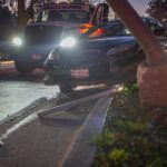 Joven pierde el control y derriba poste en la Vía Rápida Oriente