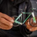 En las calles del centro, un artesano hace brillar lo que otros desechan