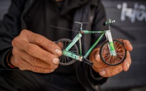 En las calles del centro, un artesano hace brillar lo que otros desechan