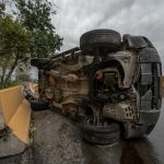 Pareja sufre volcadura y resulta ilesa