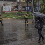 Clima adverso derriba poste y provoca afectaciones viales en Tijuana