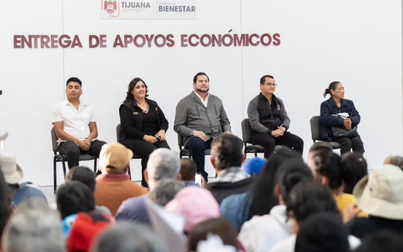 Entregan apoyos económicos a familias y asociaciones civiles en Tijuana