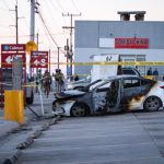 Incendian vehículo en estacionamiento de una tienda comercial en Villa del Campo; habían 3 cuerpos adentro